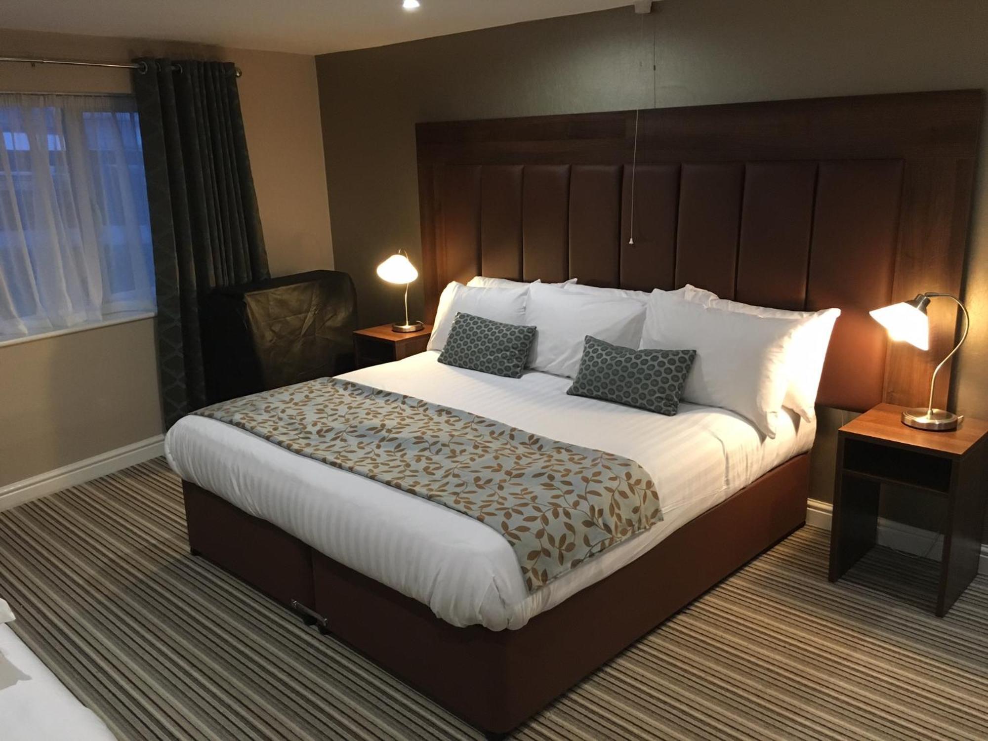 Twin Oaks Hotel Chesterfield Room photo