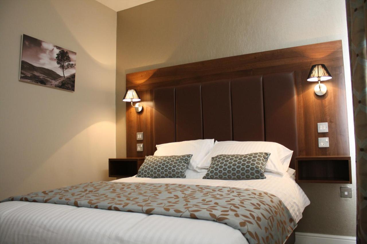 Twin Oaks Hotel Chesterfield Exterior photo