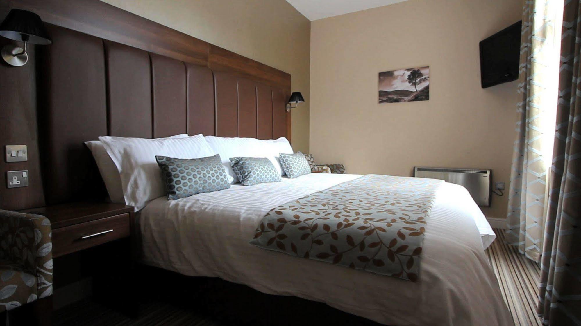 Twin Oaks Hotel Chesterfield Exterior photo